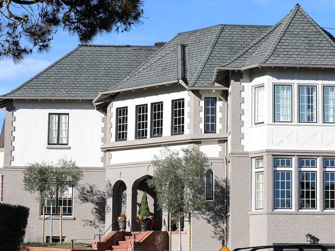 Nằm ở phía bắc gần góc cua của đường 32nd Avenue ở Sea Cliff là dinh thự từng là lãnh sự quán Đan Mạch. Căn nhà này từng thuộc sở hữu của một luật sư làm việc tại Google và người sáng lập Công ty giày Rothy's. Họ bán căn nhà vào giữa năm 2017 với giá 3,1 triệu USD sau một vụ cháy do tai nạn ôtô. Chủ mới đã sửa chữa và bán lại căn nhà vào tháng 4/2018 với giá 6,5 triệu USD.