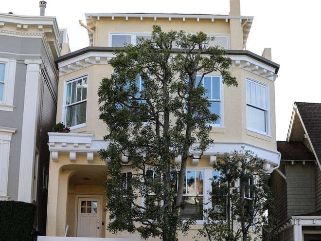 Đây là căn nhà rẻ nhất đang được rao bán tại Sea Cliff, có giá 4 triệu USD. Năm 1998, căn nhà này được bán với giá 1,4 triệu USD.