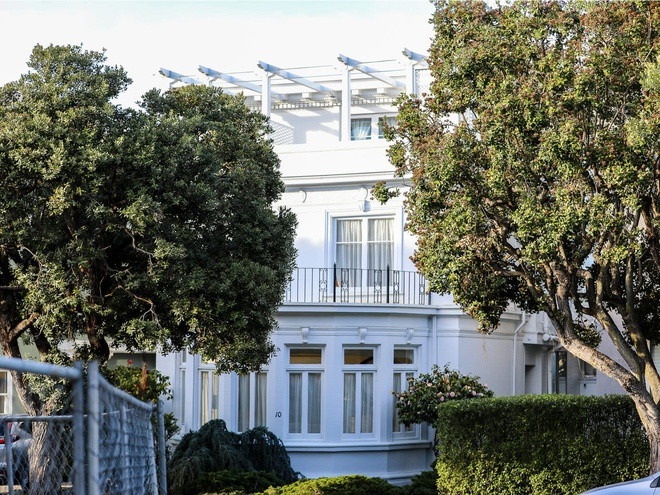 Còn đây là căn nhà đắt nhất đang được rao bán tại đây. Căn nhà 4 tầng này, với hướng nhìn toàn cảnh ra biển và cầu Golden Gate, được xây dựng vào năm 1915 và đang được rao với giá 12 triệu USD.