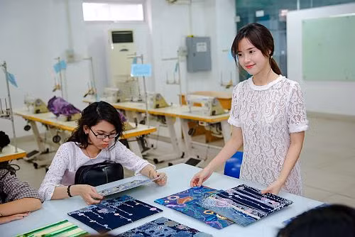 Tốt nghiệp, ngoài thời gian dành cho công việc kinh doanh, nghệ thuật, Midu còn làm giảng viên tại khoa Kiến trúc Mỹ thuật, trường Đại học Hutech từ tháng 5/2017. Khi đó, thông tin hot girl SN 1989 "lấn sân" sang sự nghiệp giáo dục nhận về rất nhiều quan tâm. "Tôi yêu thích công việc làm giảng viên và luôn mong muốn được truyền tải những kiến thức về thời trang đến các sinh viên của mình", cô tâm sự về nghề "gõ đầu trẻ".