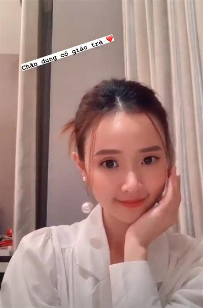 Mới đây trên trang cá nhân, nữ diễn viên Thiên mệnh anh hùng đã khoe hình selfie của mình trước khi đến trường. Chỉ vài khoảnh khắc quay vội ấy thôi nhưng cô giáo trẻ cũng khiến cho người nhìn khó rời mắt. Ở phần bình luận, còn có một số ý kiến đùa vui. Họ trêu chọc Midu, nếu đi học mà có giảng viên đẹp thế này, chắc chắn họ không nỡ trốn học đâu. Nhận về lời khen ngợi, hot girl SN 1989 đã gửi lời cảm ơn mọi người. 