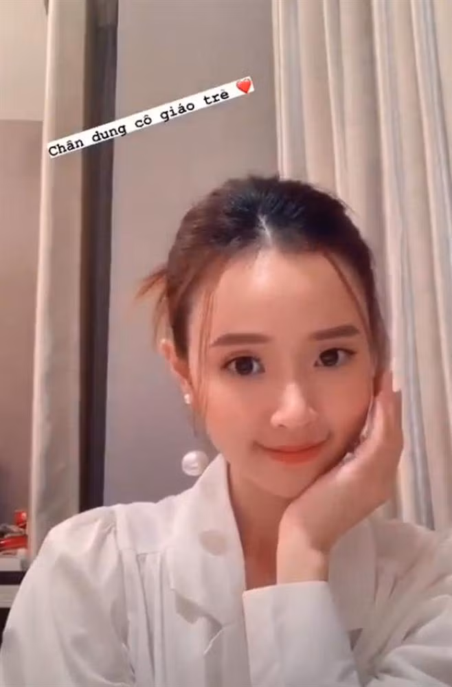 Mới đây trên trang cá nhân, nữ diễn viên Thiên mệnh anh hùng đã khoe hình selfie của mình trước khi đến trường. Chỉ vài khoảnh khắc quay vội ấy thôi nhưng cô giáo trẻ cũng khiến cho người nhìn khó rời mắt. Ở phần bình luận, còn có một số ý kiến đùa vui. Họ trêu chọc Midu, nếu đi học mà có giảng viên đẹp thế này, chắc chắn họ không nỡ trốn học đâu. Nhận về lời khen ngợi, hot girl SN 1989 đã gửi lời cảm ơn mọi người. 