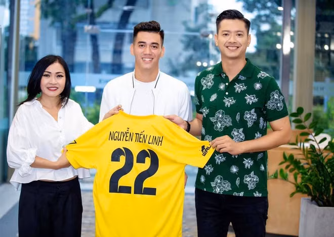 Tien Linh gia nhap doi bong nghe si