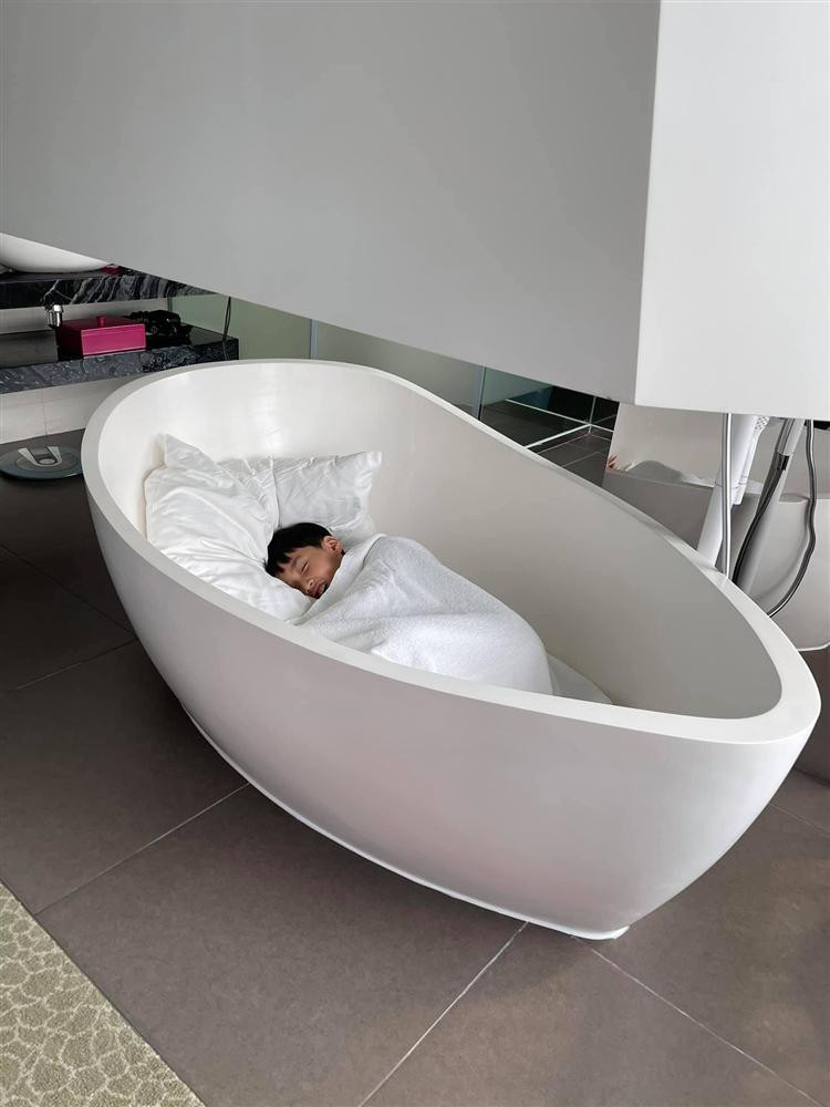 Con trai Thu Trang vao khach san doi ngu trong bon tam