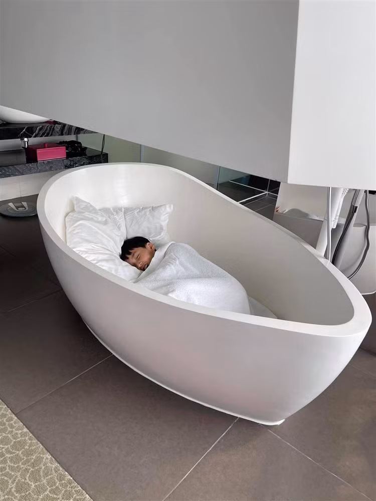 Con trai Thu Trang vao khach san doi ngu trong bon tam