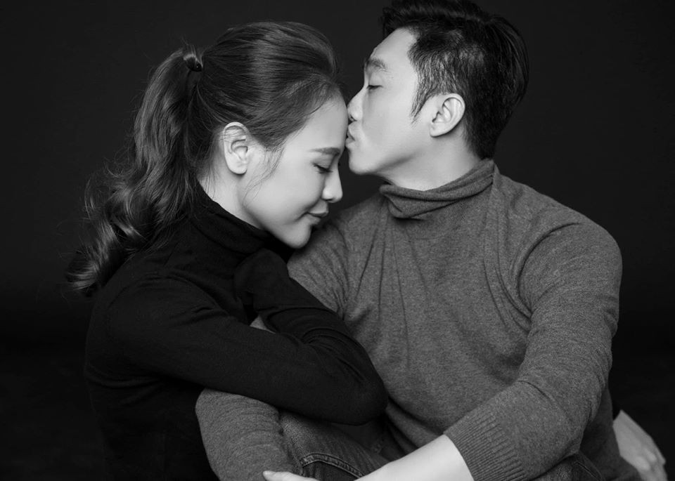 Dam Thu Trang han che tinh tu cung Cuong Do La chi vi... mat nong!