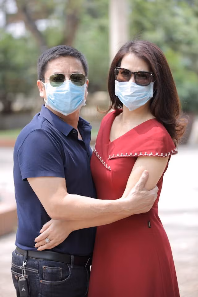 NSUT Chi Trung buc xuc khi dan mang thi nhau reo ten vo cu