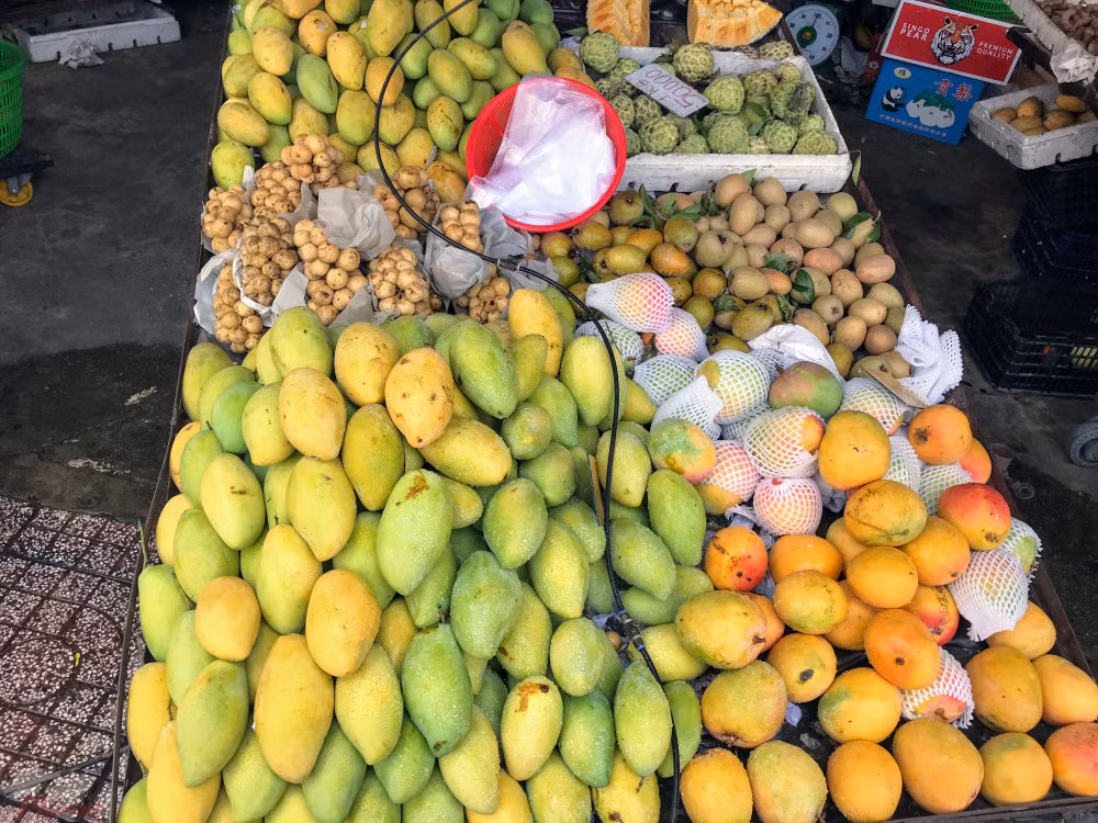 Xoai do dong ban day duong pho, gia chi 10.000 dong/kg-Hinh-10