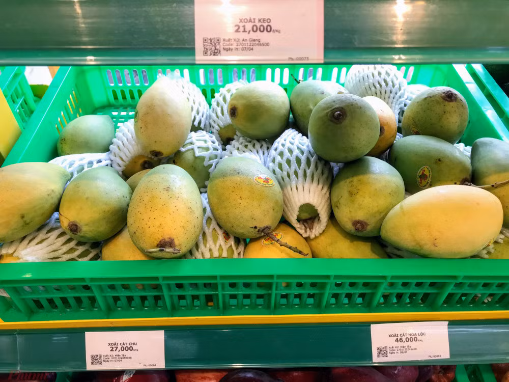 Xoai do dong ban day duong pho, gia chi 10.000 dong/kg-Hinh-12