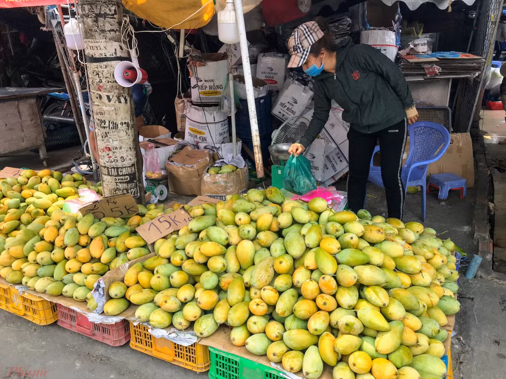 Xoai do dong ban day duong pho, gia chi 10.000 dong/kg-Hinh-11