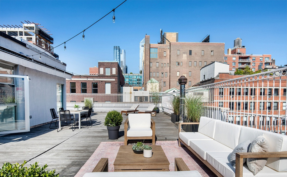Sân thượng rộng gần 160 m2, có nhiều bộ bàn ghế để gia chủ dễ dàng tận hưởng cảnh sắc phố phường và sông Hudson.