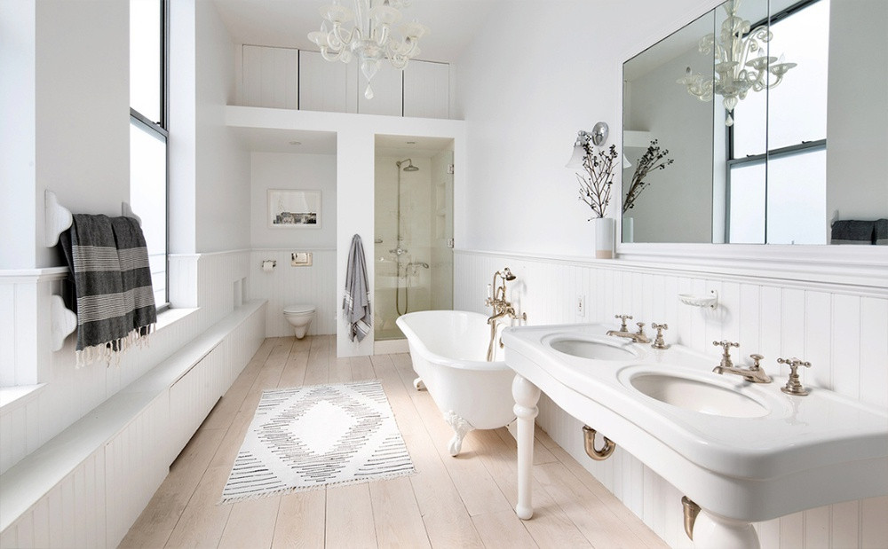 Phòng tắm chính rộng rãi, được trang hoàng với đầy đủ tính năng cao cấp, hiện đại cùng những nội thất cầu kỳ, tinh xảo.