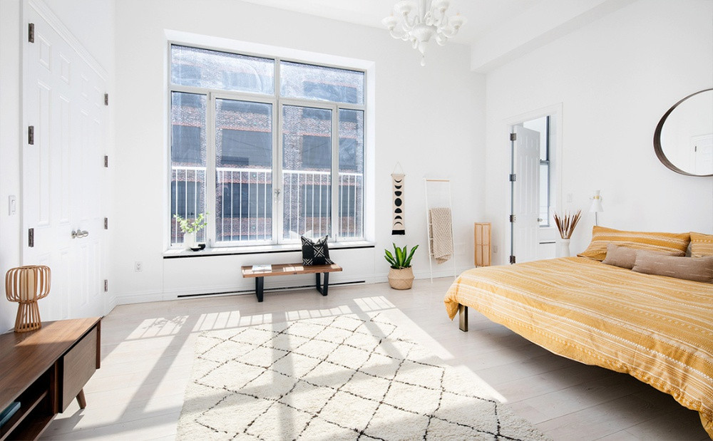 Phòng ngủ chính trang nhã, được tích hợp với phòng tắm, phòng chứa quần áo, và ban công. Sàn gỗ sồi được quét lớp sơn trắng đem đến sự sang trọng và không khí nhẹ nhàng cho căn phòng này.