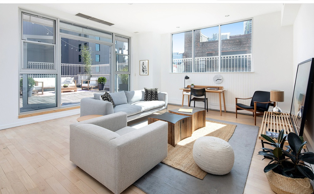 Phòng gia đình nhỏ nhắn, được bài trí tinh tế. Cánh cửa kiểu Pháp dẫn ra không gian ngoài trời.