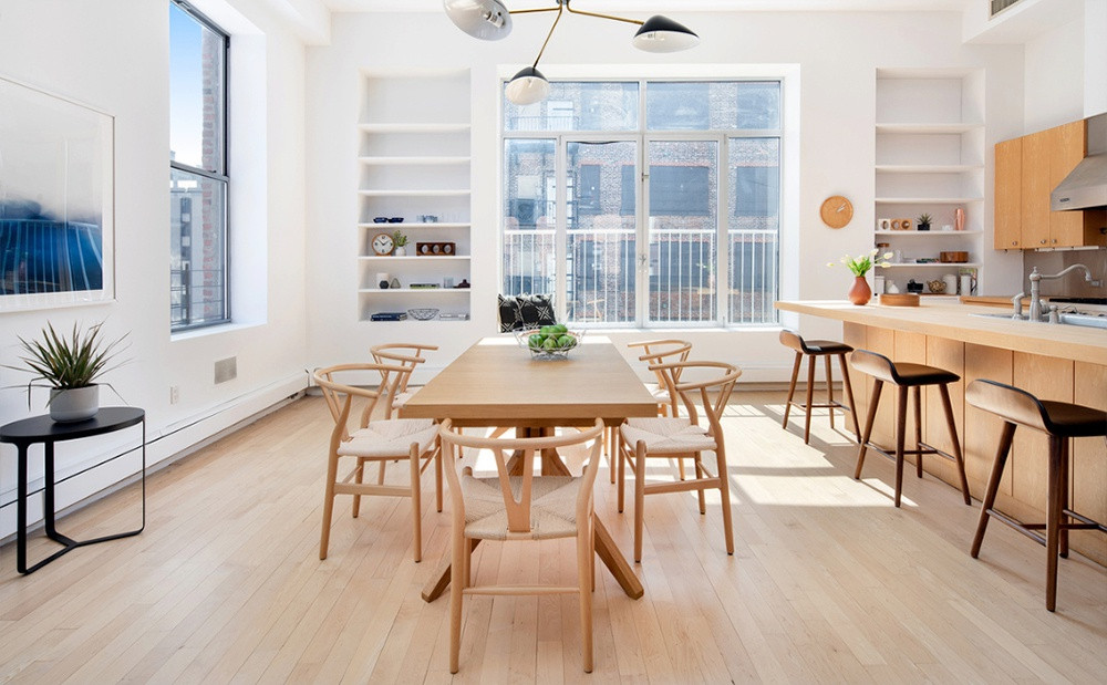 Nhà bếp và khu vực ăn uống được tích hợp trong một không gian sáng sủa và mộc mạc. Những nội thất bằng gỗ đem lại cảm giác ấm áp, gần gũi.