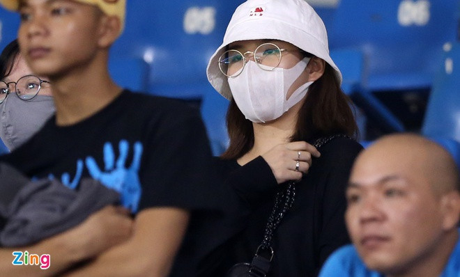 Hôm 17/6, Viên Minh đeo khẩu trang đến sân để cổ vũ Công Phượng trong trận đấu giữa CLB TP.HCM với Viettel tại vòng 5 V.League 2020. Đây cũng là trận đầu tiên của mùa giải này, cô gái sinh năm 1995 đến sân theo dõi chồng thi đấu. Hôn thê của Công Phượng được khen đẹp dịu dàng và giỏi giang khi tốt nghiệp thạc sĩ Quản trị kinh doanh của Đại học RMIT. Hiện cô làm việc cho công ty của gia đình tại TP.HCM. Trong khoảng 3 năm gặp gỡ và yêu nhau, nàng WAGs 25 tuổi luôn âm thầm ủng hộ hôn phu trong sự nghiệp, đồng thời giúp anh kết nối với người hâm mộ và điều hành công việc kinh doanh riêng. Ảnh: Y Kiện.