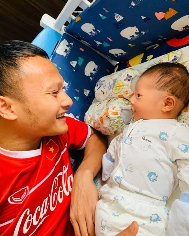 Ngày 9/3 vừa qua, Trọng Hoàng thông báo vợ sinh con đầu lòng qua bài đăng trên trang cá nhân. Anh nhận được nhiều lời chúc mừng từ đồng đội và người hâm mộ. Trong vài lần chia sẻ, vợ Trọng Hoàng cho hay cô cảm thấy học hỏi được nhiều điều từ chồng, anh luôn lắng nghe, dành nhiều lời khen cho bà xã. Ngoài ra, nhờ bình tĩnh, thấu hiểu, cả hai chưa từng to tiếng với nhau. Ảnh: Trọng Hoàng.