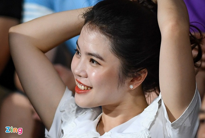 Tối 18/6, Hồ Thủy Tiên có mặt ở sân Hàng Đẫy để cổ vũ chồng thi đấu. Trong hình ảnh được phóng viên Zing ghi lại, nàng WAGs được nhận xét có gương mặt tươi tắn dù chỉ diện đồ đơn giản, không makeup cầu kỳ. Kể từ khi kết hôn với thủ thành SLNA, đây là lần hiếm hoi Thủy Tiên xuất hiện trên truyền thông. Bà xã Văn Hoàng sinh năm 1994, tốt nghiệp Học viện Báo chí và Tuyên truyền. Cô hiện làm việc trong ngành báo chí tại Hà Nội. Ảnh: Việt Hùng.