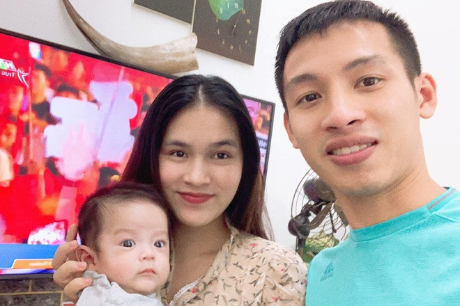 Sau khi về chung nhà, Hùng Dũng và Mộc Trinh đón con trai đầu lòng, đặt biệt danh là Titi. Thời điểm SEA Games 30 khởi tranh trùng với lúc vợ Hùng Dũng mới sinh em bé. Khi được HLV Park Hang-seo ngỏ lời vào đội tuyển, tiền vệ 27 tuổi đã gọi điện về hỏi ý kiến bà xã và nhận được sự đồng ý từ cô. Trước mỗi trận đấu hay sau mỗi chiến thắng, Hùng Dũng đều gửi lời nhắn nhủ, yêu thương đến gia đình nhỏ. Ảnh: Triệu Mộc Trinh.
