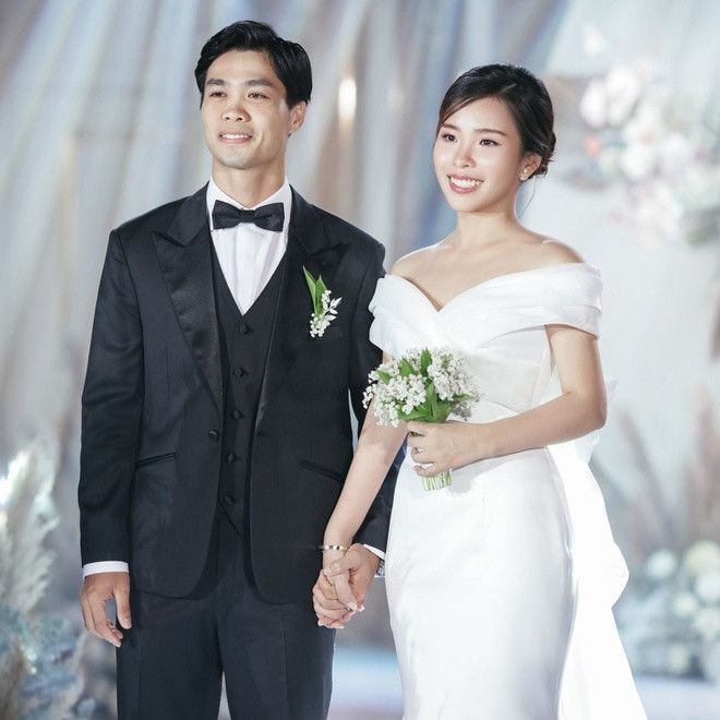 Hôm 3/6, Công Phượng tổ chức lễ đính hôn với bạn gái Tô Ngọc Viên Minh (sinh năm 1995) tại khách sạn 5 sao ở TP.HCM. Thông tin này khiến nhiều người bất ngờ bởi tiền đạo gốc Nghệ An chưa từng chia sẻ hình ảnh hay thông tin về nửa kia trên mạng xã hội. Cũng vì muốn giữ sự riêng tư, Công Phượng không công bố rộng rãi thông tin sắp làm đám cưới. “Điều này sẽ giúp Phượng tập trung vào chuyên môn bóng đá và giúp Viên Minh có thể hỗ trợ tốt hơn cho công việc của Phượng”, tiền đạo 25 tuổi chia sẻ sau đám hỏi bí mật. Ảnh: Nguyễn Công Phượng Jmg.