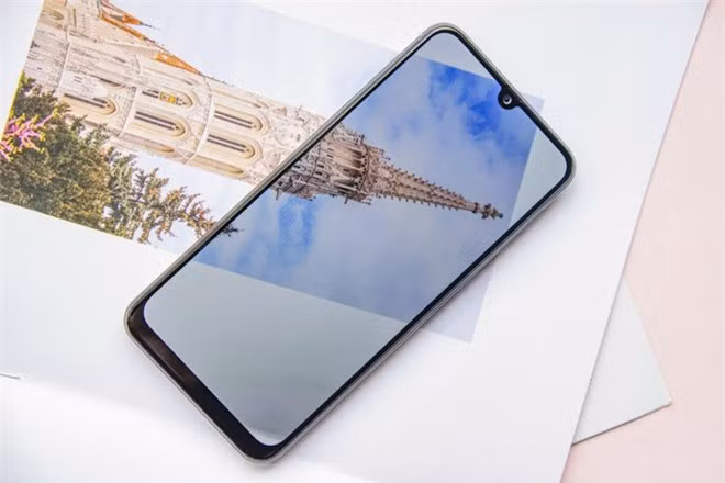 Smartphone gia re co man hinh lon anh 2