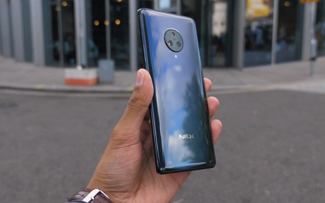  Vivo Nex 3 giá 700 USD. Đây là chiếc điện thoại đầu tiên trên thế giới được trang bị màn hình "thác nước", cho diện tích hiển thị chiếm 99,6% mặt trước. Để có thiết kế này, hãng đã loại bỏ các phím bấm vật lý ở cạnh bên. Mặt lưng của máy nổi bật với 3 camera xếp trong vòng tròn có tên gọi Lunar Ring. Hệ thống camera của máy bao gồm một ống kính chính 64 MP, camera góc siêu rộng 13 MP và ống kính tele 13 MP. Ngoài ra, máy cũng được trang bị công nghệ sạc nhanh Super FlashCharge 44 W.