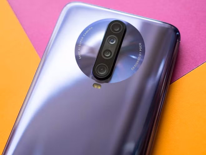 Sau một năm vắng bóng, Poco đã trở lại với Poco X2. Đây là phiên bản kế nhiệm của mẫu Poco F1. Máy có 4 camera sau gồm ống kính chính 64 MP sử dụng cảm biến Sony IMX686, camera góc siêu rộng 8 MP, ống kính macro 2 MP và camera chiều sâu 2 MP. Mặt trước máy là lỗ khuyết cho 2 camera trước, gồm ống kính chính 20 MP và camera chiều sâu 2 MP. Máy có giá từ 225 USD.