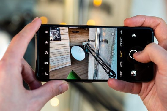 Model này có khả năng zoom quang 5x và zoom kỹ thuật số 20x. Theo GSMArena, khi chụp ở chế độ zoom quang 5x, ảnh cho chất lượng khá tốt, chi tiết. Tuy nhiên, khi zoom 20x, ảnh có hiện tượng nhiễu. Máy có giá từ 528 USD.