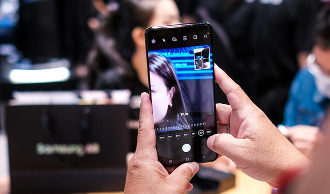 Ảnh cho ra ổn nhất vẫn ở mức 10x. Đến 30x, máy có tình trạng rung nhẹ khi chụp và 100x thì khó chụp hơn, ảnh mất nhiều chi tiết. Thế nên, tính năng này chỉ hữu ích khi bạn muốn quan sát thông tin ở xa mà không muốn chạy đến gần. Nó hầu như không thể cho ra một bức ảnh đẹp ở chế độ zoom 100x.