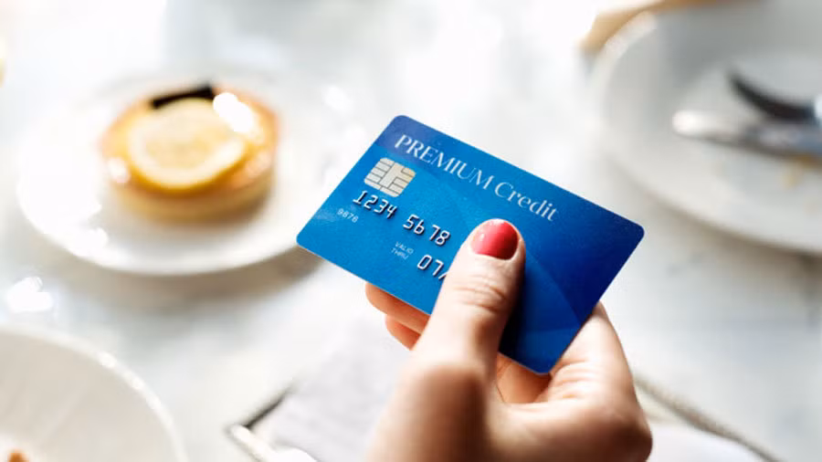 Bon loai nguoi nen tranh xa the tin dung