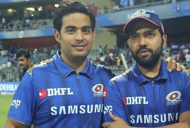 Người thừa kế Reliance Industries có sở thích xem thể thao và sưu tầm kỷ vật đắt tiền. Những món đồ đáng chú ý trong bộ sưu tập thể thao của Akash gồm gậy đấu của cầu thủ cricket Ấn Độ Sunil Gavaskar trong trận chung kết Cúp Cricket Thế giới năm 1983 và áo đấu “Invincibles” của câu lạc bộ Arsenal mùa giải 2003 - 2004.