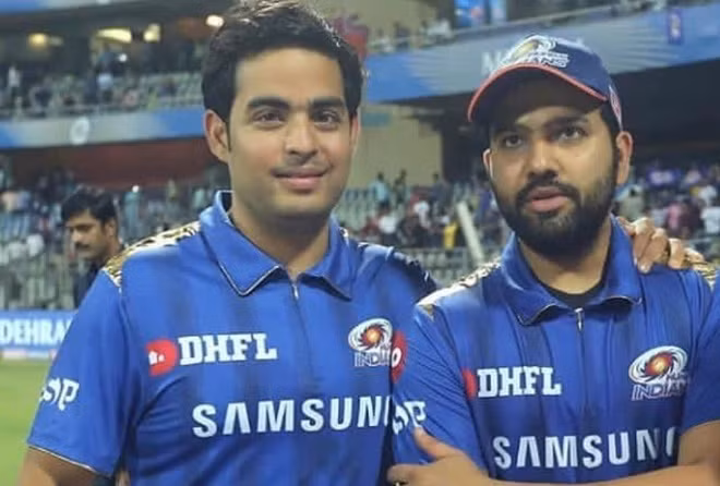 Người thừa kế Reliance Industries có sở thích xem thể thao và sưu tầm kỷ vật đắt tiền. Những món đồ đáng chú ý trong bộ sưu tập thể thao của Akash gồm gậy đấu của cầu thủ cricket Ấn Độ Sunil Gavaskar trong trận chung kết Cúp Cricket Thế giới năm 1983 và áo đấu “Invincibles” của câu lạc bộ Arsenal mùa giải 2003 - 2004.