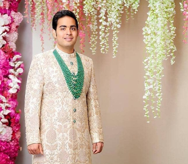 Akash Ambani sinh năm 1991, đã kết hôn với Shloka Mehta - người thừa kế của Rosy Blue Diamonds, một trong những nhà sản xuất kim cương lớn nhất thế giới.