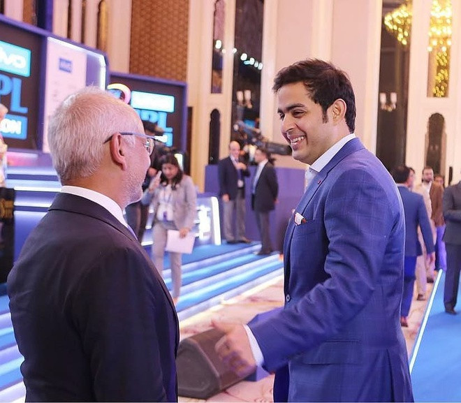 Là người thừa kế Reliance Industries, Akash Ambani giao du với nhiều người giàu và nổi tiếng tại Ấn Độ và trên thế giới. Anh được cho là người đã thuyết phục Facebook đầu tư 5,7 tỷ USD mua 9,99% cổ phần tại Jio Platforms, công ty viễn thông thuộc Reliance Industries. Thương vụ khủng này được chốt ngay giữa thời điểm đại dịch Covid-19 hoành hành toàn cầu cho thấy khả năng giao tiếp và thương lượng của Akash Ambani.