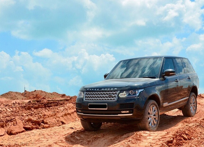 Cũng giống cha và em trai, Akash Ambani có sở thích sưu tầm và lái siêu xe. Thanh niên 29 tuổi này sở hữu nhiều xe sang như Bentley Bentayga, Range Rover Vogue và Rolls-Royce Phantom Drophead Coupé.