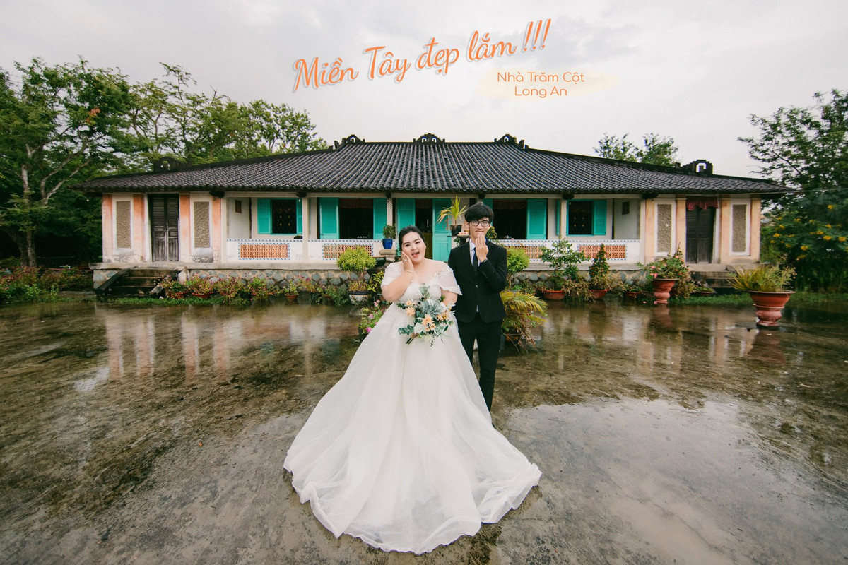 Để lưu giữ lại khoảnh khắc đáng nhớ, cô dâu Trần Anh Thi (sinh năm 1996, Cần Thơ) và chú rể Duy Phương (sinh năm 1995, TP.HCM) đã mất 4 ngày đi hết 13 tỉnh thành miền Tây thực hiện bộ ảnh cưới đặc biệt.