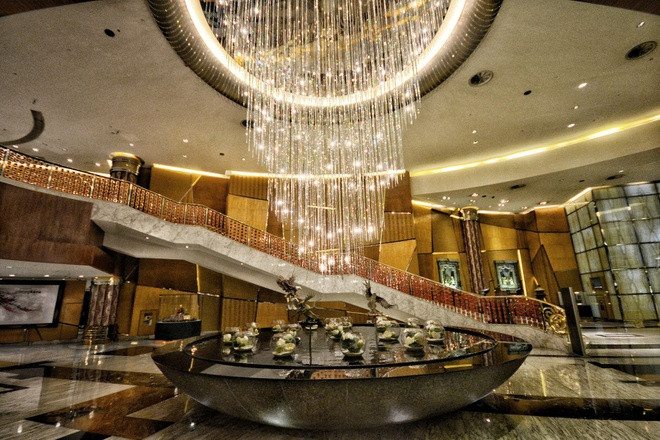 Khách sạn có công suất phục vụ lên tới 400 phòng, ngoài ra còn có shop thời trang, quán bar, sòng bạc và các dịch vụ cao cấp khác. Ảnh: Hungry Hong Kong.