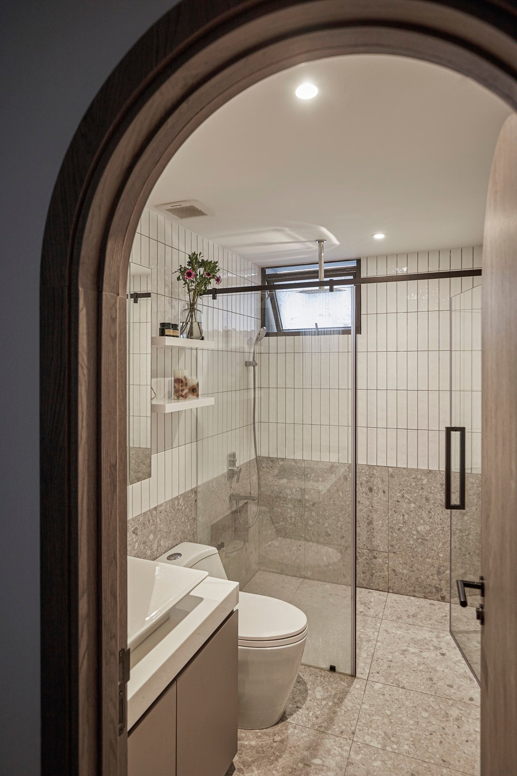 br/> Nhà tắm có tông màu trắng chủ đạo kết hợp với đá hoa cao cấp.