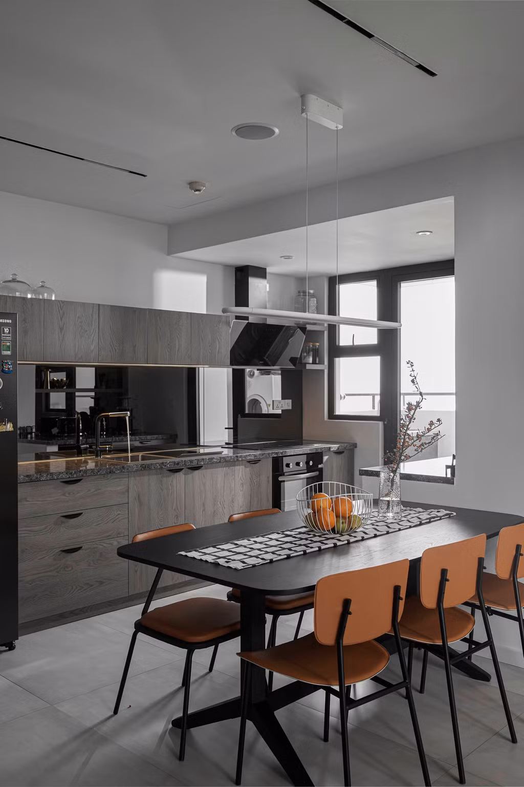 Không gian bếp có màu sắc, phong cách thiết kế nhất quán với khu vực phòng khách. Mỗi khu chức năng trong căn hộ đều có ánh sáng tự nhiên.