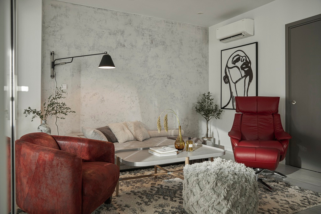 Với tông màu xám chủ đạo, trong khi điểm nhấn ở phòng khách là màu nâu da bò thì phòng làm việc của chủ nhà có nét độc đáo riêng với màu đỏ bordeaux.