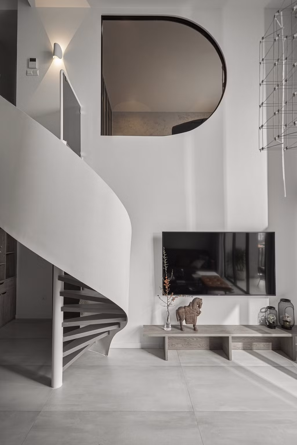 Điểm nhấn của công trình là cầu thang uốn lượn bằng thép. Bên cạnh đó, một mảng tường trống hình chữ D được bố trí trên phòng ngủ master giúp nhìn thằng xuống không gian chung, tạo sự kết nối.