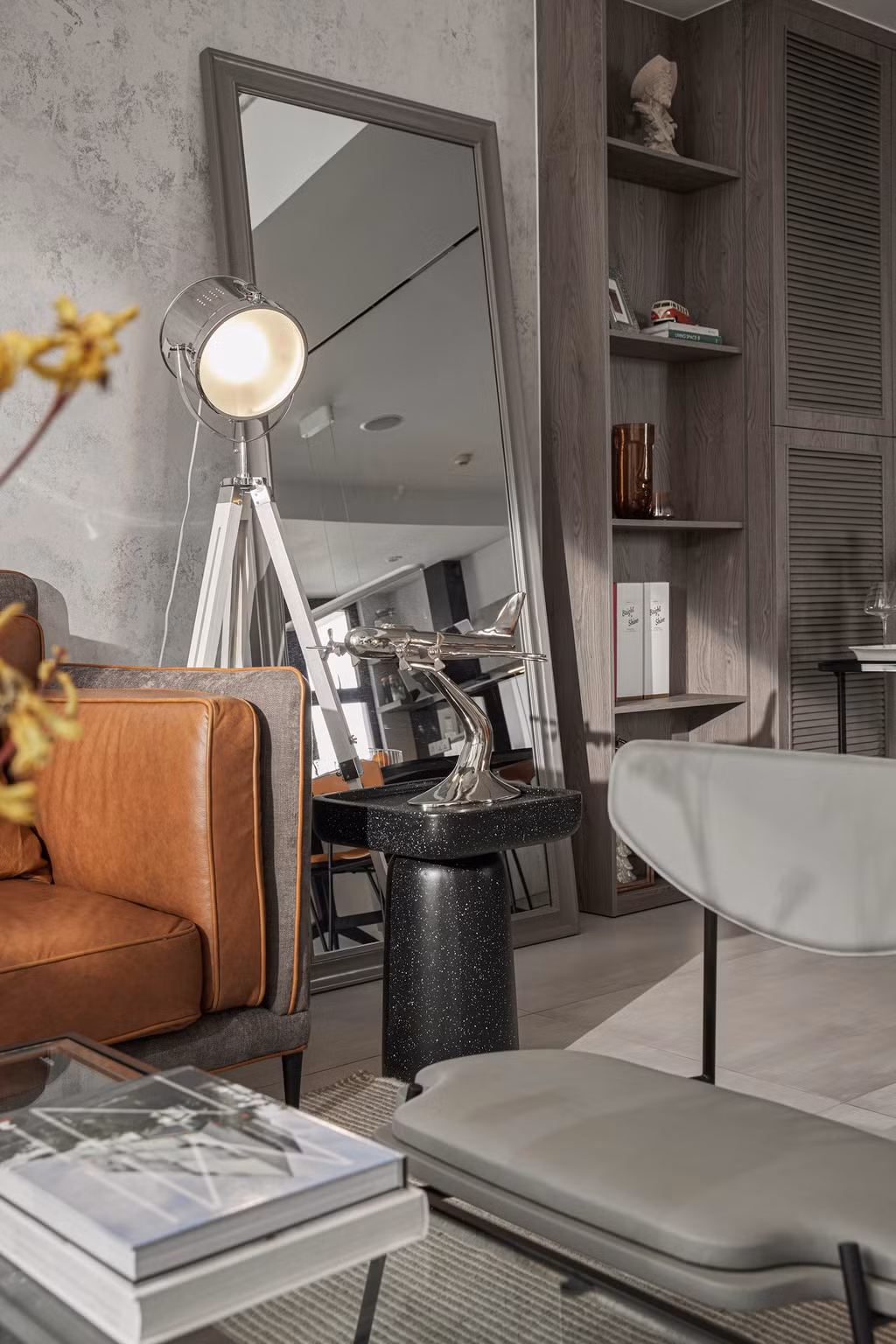 Nội thất cao cấp là sự kết hợp của nhiều phong cách đa dạng với chất liệu chủ yếu là da vải bố, sắt và inox.