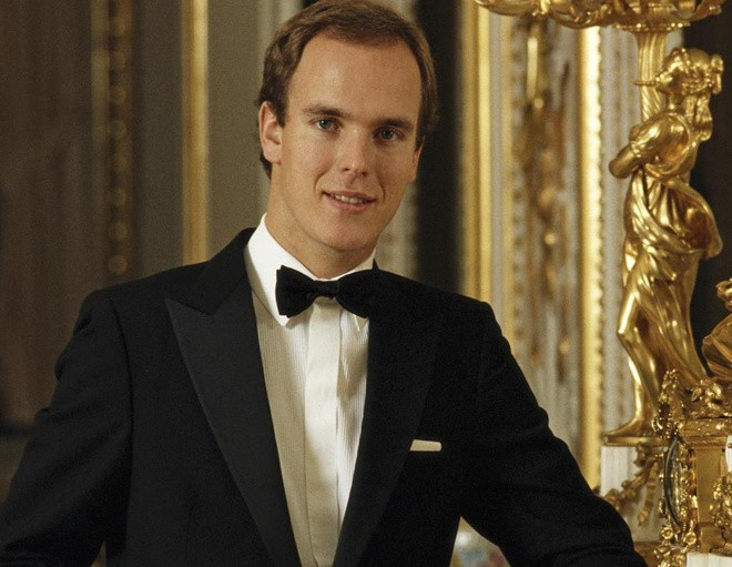 Thân vương Monaco theo học trường Amherst ở Massachusetts (Mỹ), ngành khoa học chính trị, kinh tế, tâm lý học, triết học và văn học Anh. Sau này, ông trở thành chủ tịch Hội Chữ thập đỏ Monaco. Ảnh: Monaco Info.