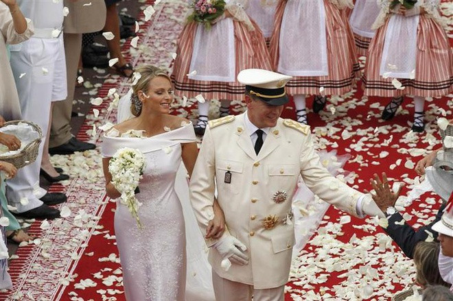 Chính niềm đam mê thể thao đã khiến ông gặp và kết hôn với cựu vận động viên bơi lội Olympic người Nam Phi Charlene Wittstock vào tháng 7/2011. Đây là một trong những đám cưới xa hoa và đắt đỏ nhất thế giới. Đám cưới kéo dài 3 ngày với chi phí 70 triệu USD và gồm những vị khách mời nổi tiếng như Karl Lagerfeld, Naomi Campbell, Giorgio Armani... Ảnh: Reuters.