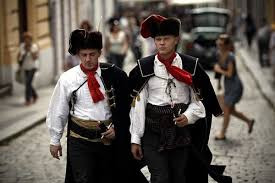 Vi sao dan ong lai deo ca vat voi ao so mi-Hinh-2