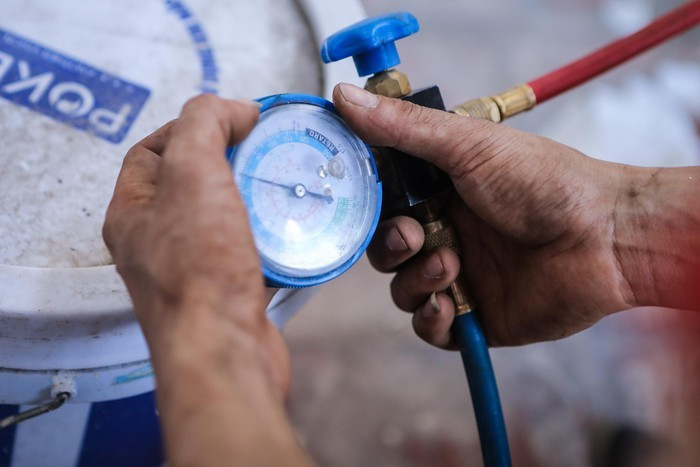 Sau khi kiểm tra, tôi phát hiện điều hòa khách hết gas. Tôi bơm ga cho khách, lúc này tay chân đã lấm lem, dính đầy bụi bẩn.