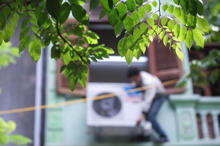 Là thợ lắp đặt điều hòa nhưng chính tôi ít khi được hưởng làn gió mát lạnh. Ở đâu nóng nực, ở đó có tôi.