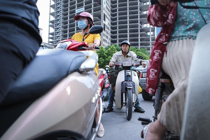 16h30, tôi bắt đầu di chuyển sang Phương Mai để kiểm tra máy cho khách. Đường phố tắc nhẹ khiến tôi mất 1h để di chuyển.