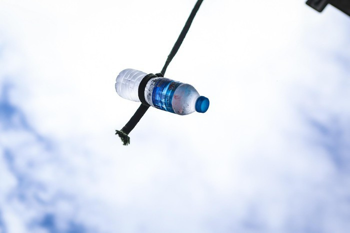 Nhiều lúc tôi phải đưa dây xuống nhờ đồng nghiệp buộc chai nước vào để giải khát.