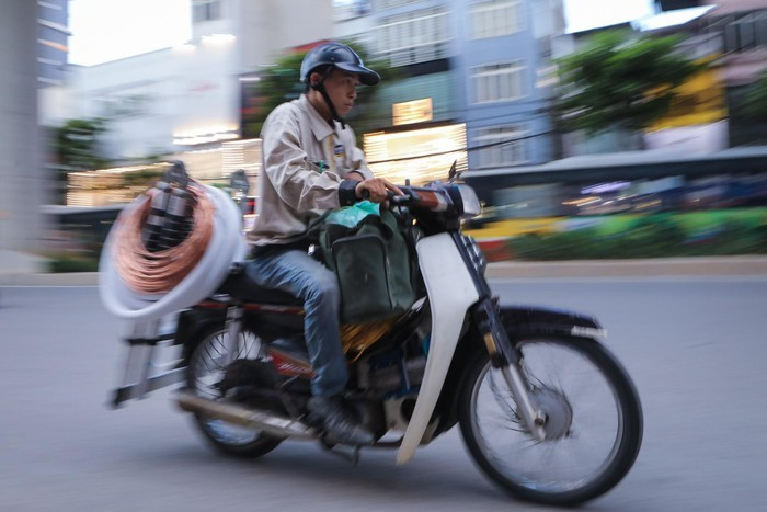 18h30, một cơn giông lớn xuất hiện kèm sấm chớp. Tôi vội vã trở về nhà và quyết định dừng ngày làm việc sớm hơn thường lệ vài tiếng. Tôi lo lắng nước mưa sẽ làm hỏng đồ điện tử tôi chở theo.